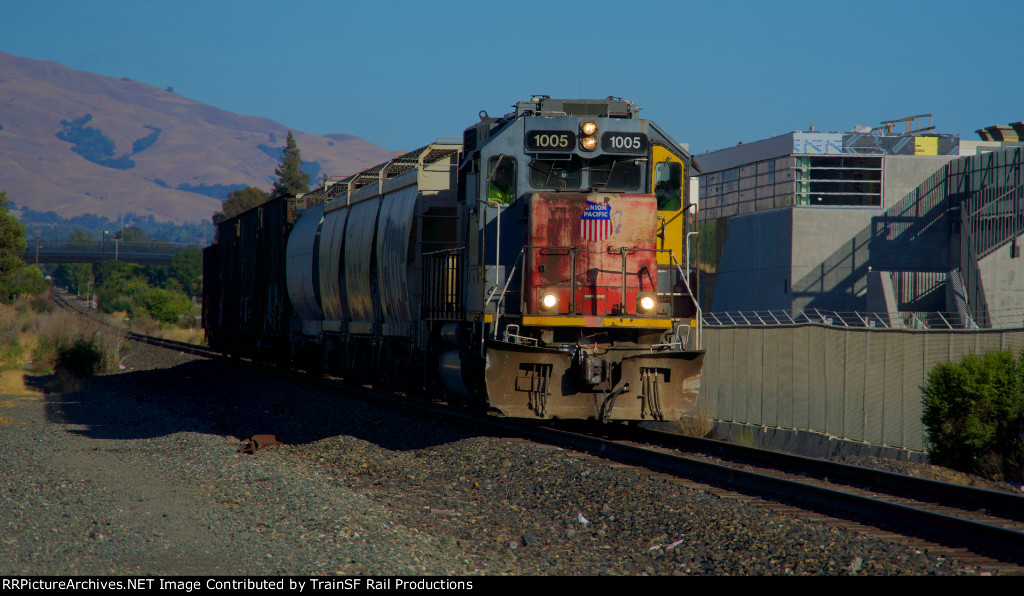 UP 1005 Leads the LWS82